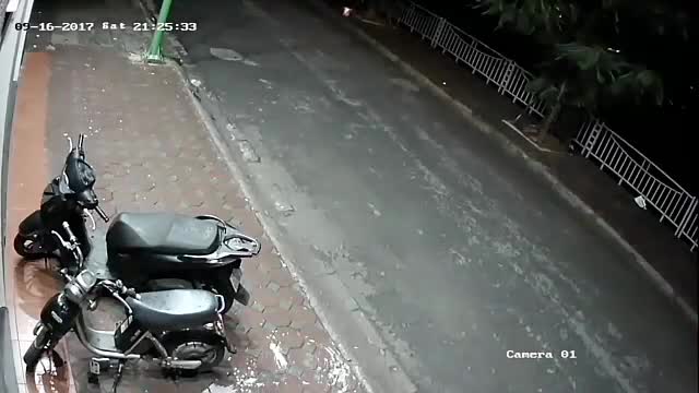 Clip: Chở theo trẻ nhỏ, người phụ nữ vẫn thản nhiên trộm xe đạp điện