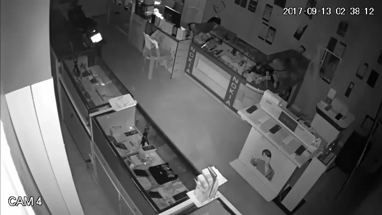 Clip: Trộm đột nhập vào cửa hàng, cuỗm hàng chục điện thoại trong đêm