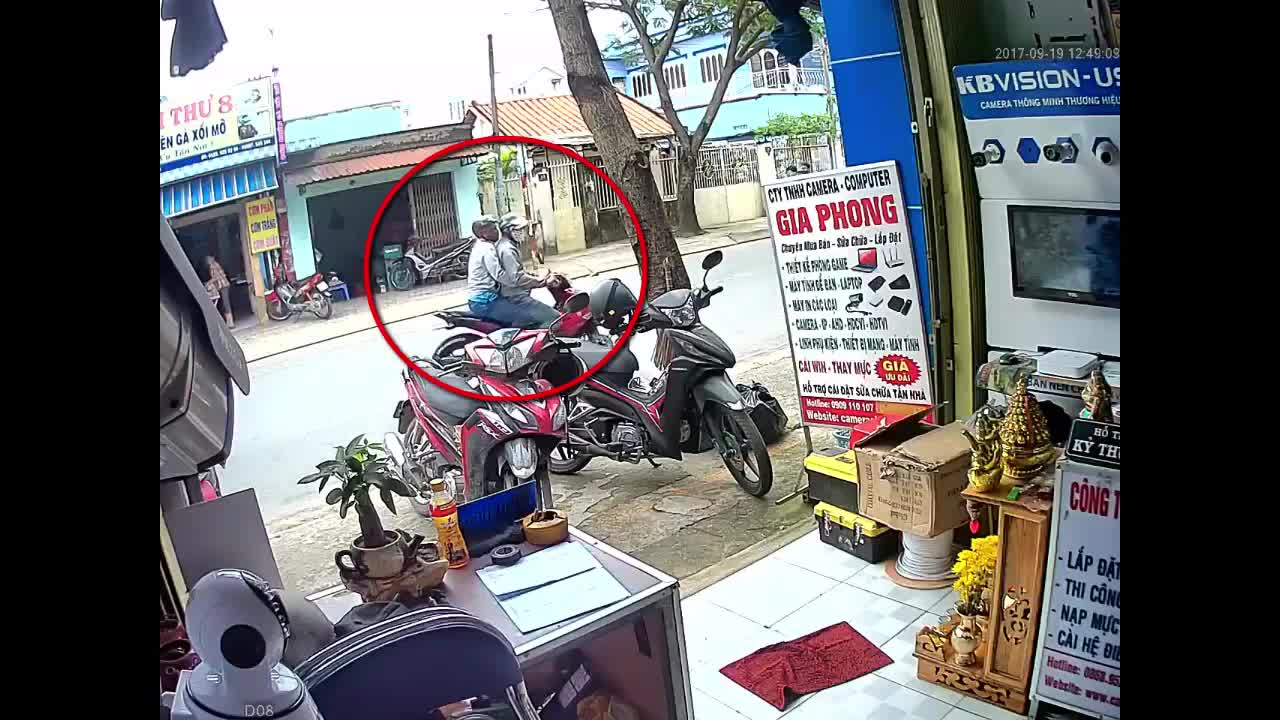 Clip: Trộm thản nhiên bẻ khóa 'cuỗm' xe trước cửa hàng camera