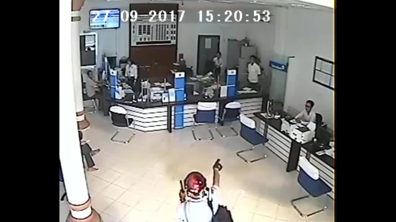 Hé lộ clip ghi lại toàn bộ diễn biến vụ cướp ngân hàng ở Vĩnh Long