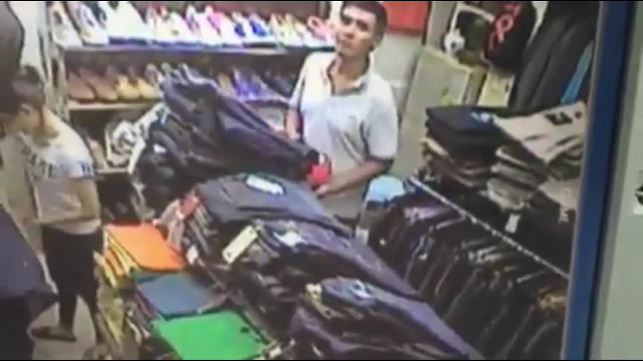 Clip: Nam thanh niên trộm iPhone 7 cực nhanh trong cửa hàng quần áo