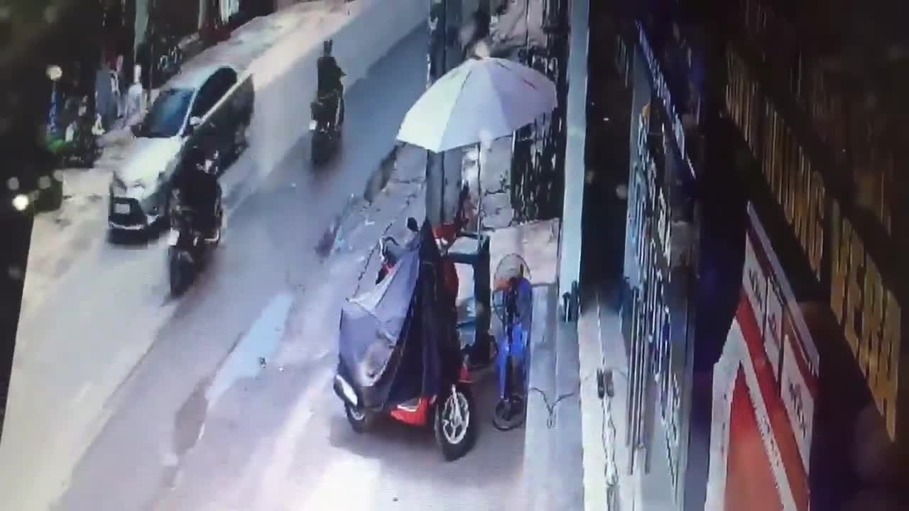 Clip: Trộm bẻ khóa xe máy trong tích tắc giữa phố Sài Gòn