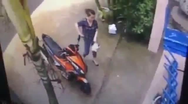 Clip: Cô gái bất ngờ bị đấm vào mặt để cướp xe máy giữa ban ngày