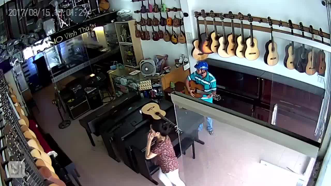 Clip: Người đàn ông trộm điện thoại cực nhanh trong cửa hàng Piano