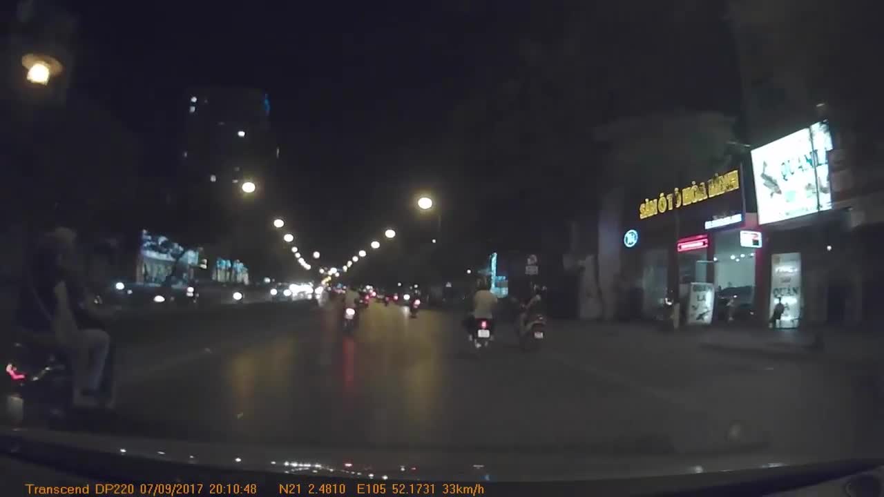 Clip: 2 thanh niên chạy xe tốc độ cao tông trúng người sang đường