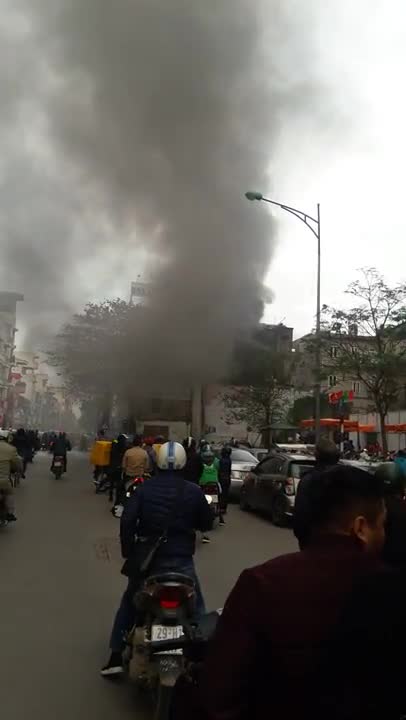 Clip: Cháy lớn gần chợ Mơ, cột khói dày đặc bốc cao hàng chục mét