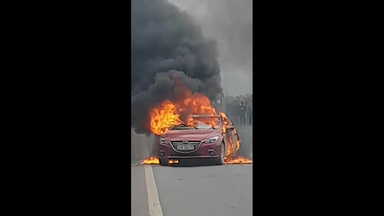 Mazda 3 bất ngờ bốc cháy ngùn ngụt trên cao tốc Thái Nguyên
