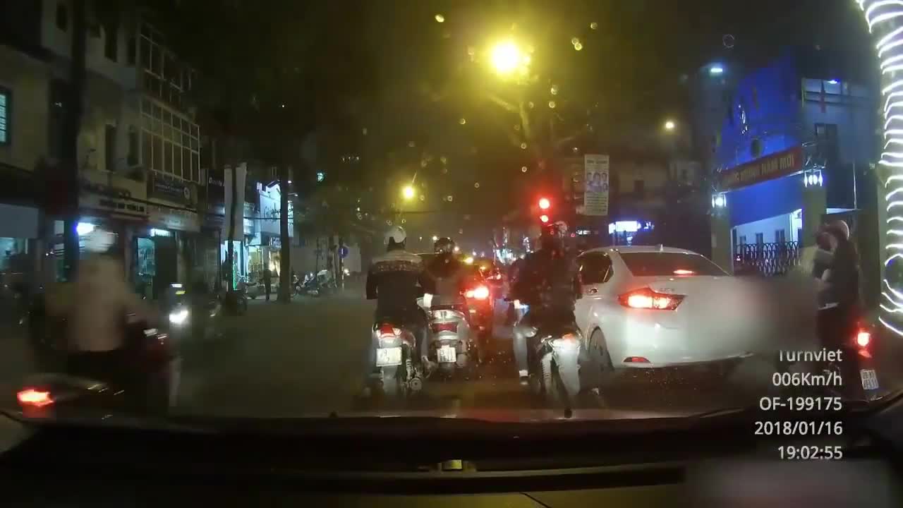 Hai thanh niên dàn cảnh, cướp túi xách giữa phố Hà Nội