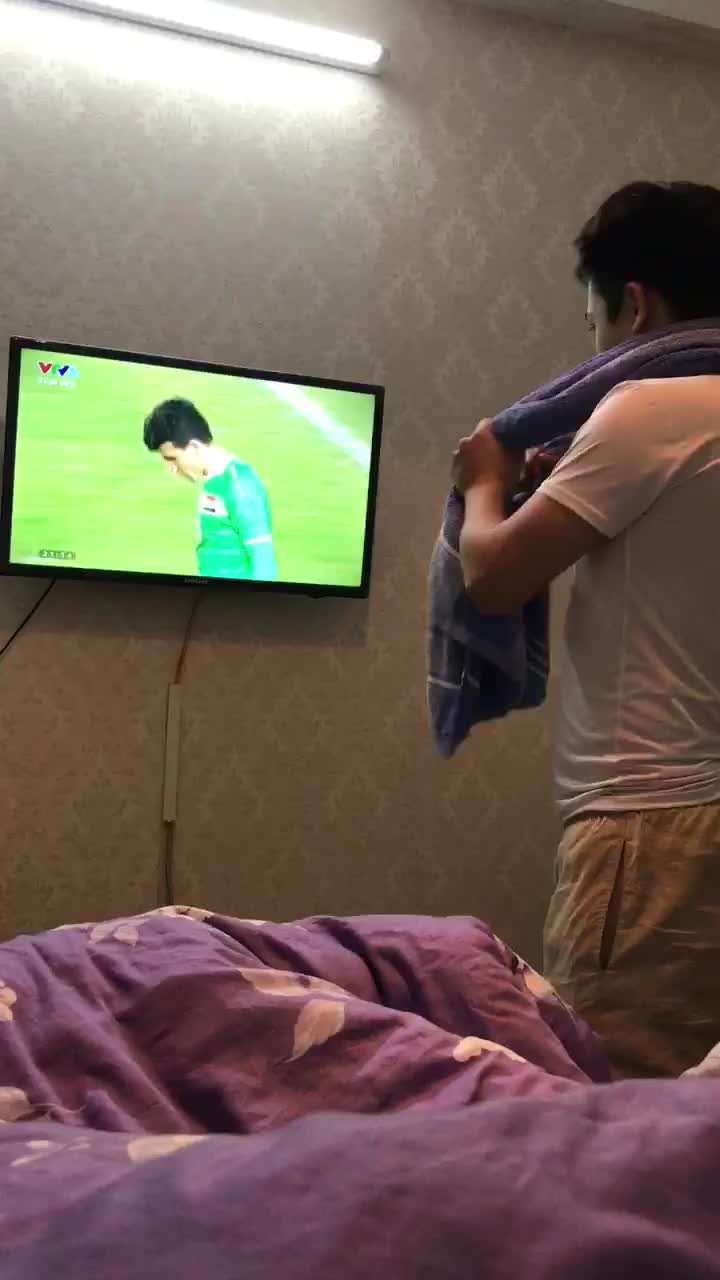 Ông bố ăn mừng với chiến thắng của U23 Việt Nam trong im lặng