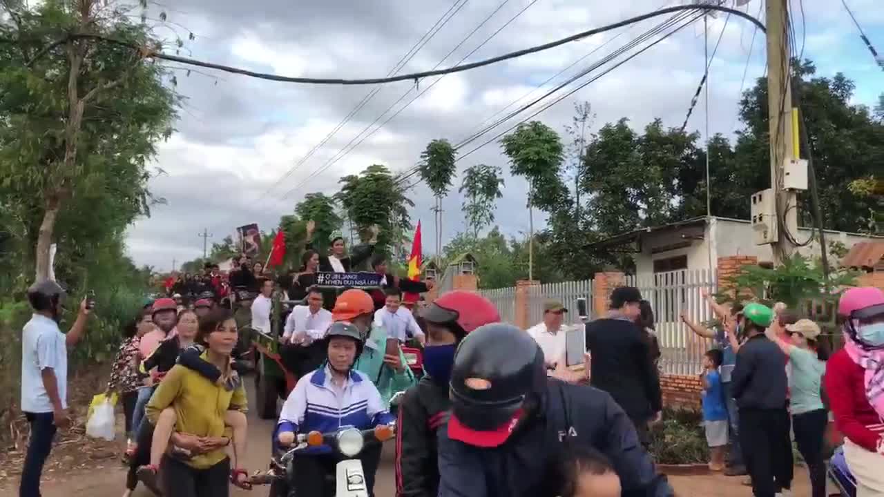 Clip: Xúc động hình ảnh Hoa hậu H'Hen Niê được đón bằng công nông về làng