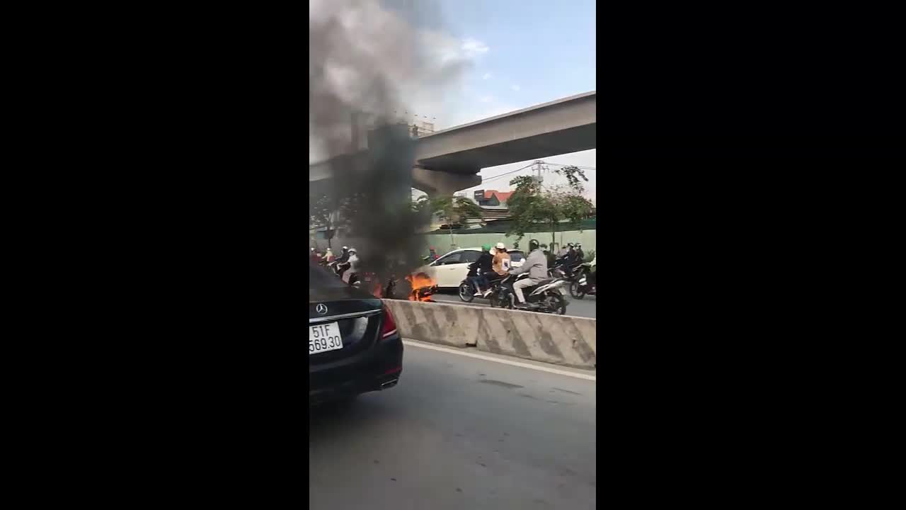 Clip: Xe máy bất ngờ bốc cháy ngùn ngụt trên Xa lộ Hà Nội