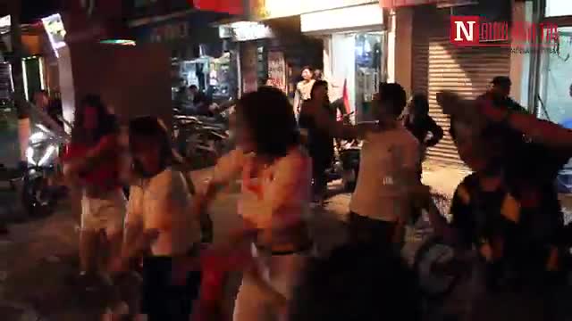 Clip: NHM nhảy múa, đốt pháo sáng mừng chiến thắng của U23 Việt Nam