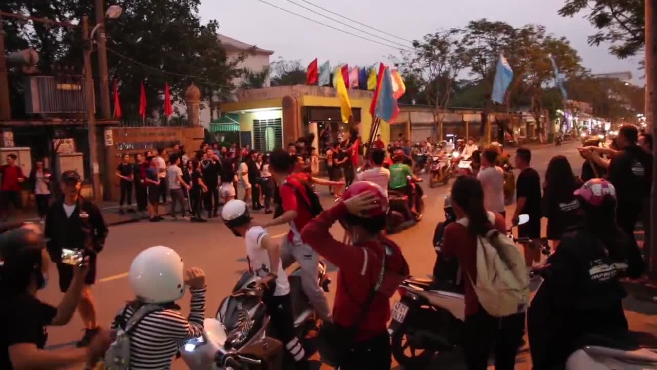 Muôn kiểu ăn mừng của người dân Đà Nẵng sau chiến thắng lịch sử