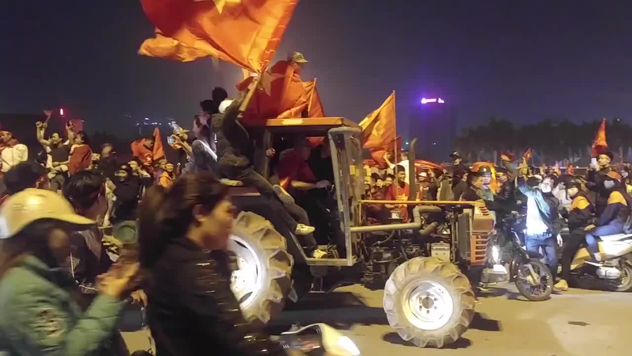 U23 Việt Nam chiến thắng, người dân đưa cả máy cày lên phố ăn mừng
