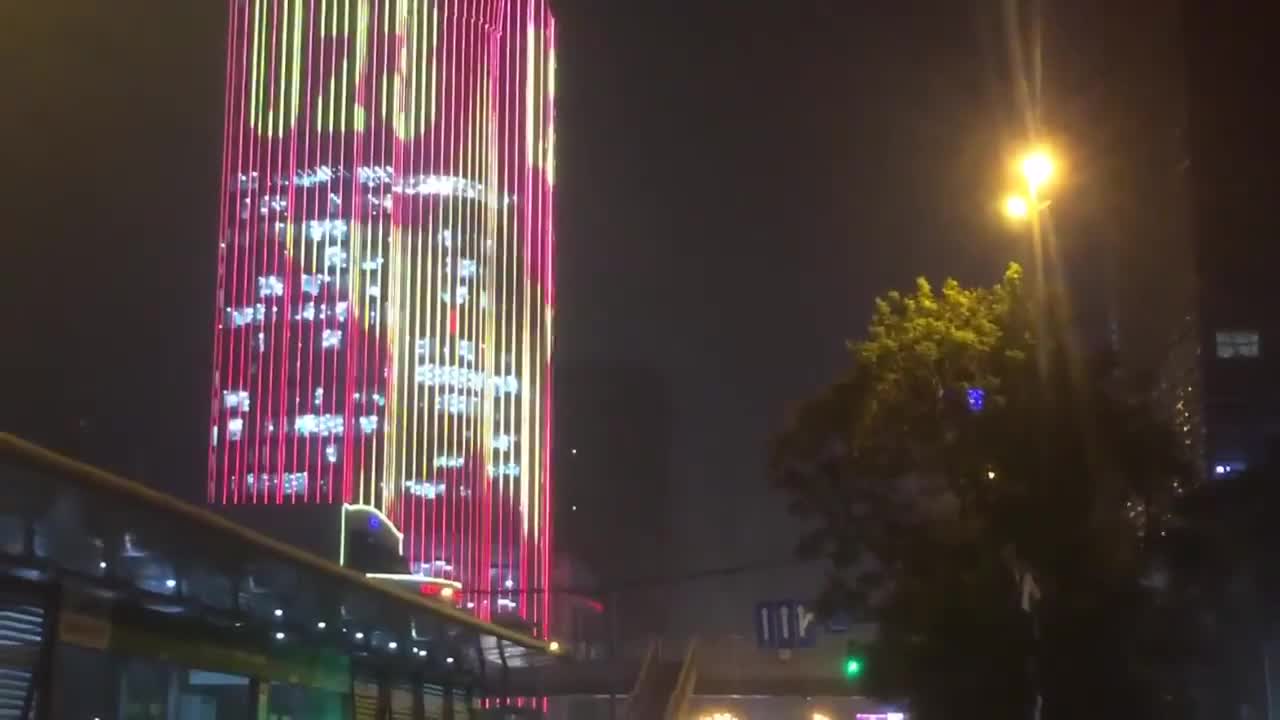 Dân thích thú với tòa nhà giăng đèn led tạo hình quốc kỳ cổ vũ U23 Việt Nam