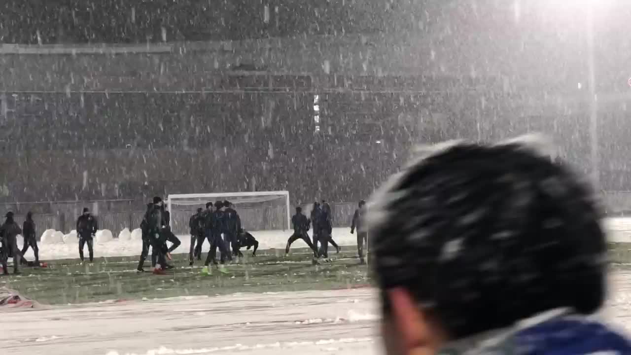 Clip: U23 Uzbekistan tập luyện bất chấp mưa tuyết