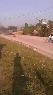 Video xe ô tô bốc cháy khi đang chạy trên đường