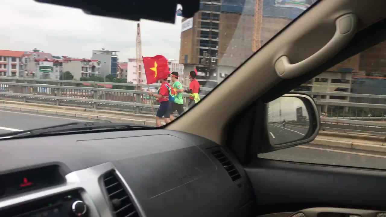 Cổ động viên chạy bộ cầm cờ ra sân bay Nội bài đón U23 Việt Nam