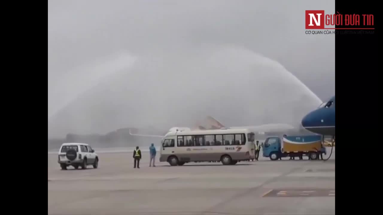 Cận cảnh phi cơ đón U23 Việt Nam hạ cánh xuống sân bay Nội Bài