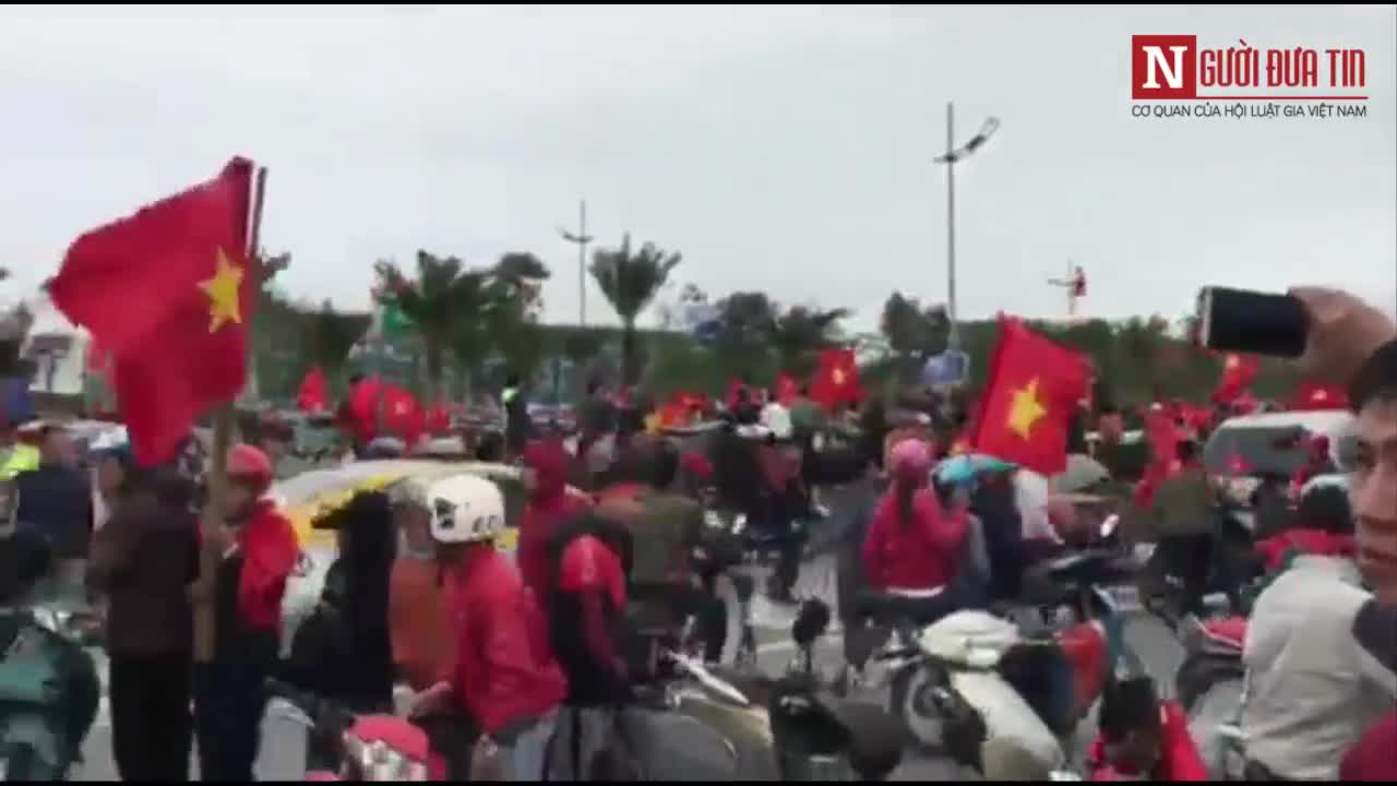 Đường từ sân bay về trung tâm Hà Nội bị tắc cứng