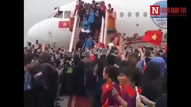 Clip: U23 Việt Nam bước xuống máy bay