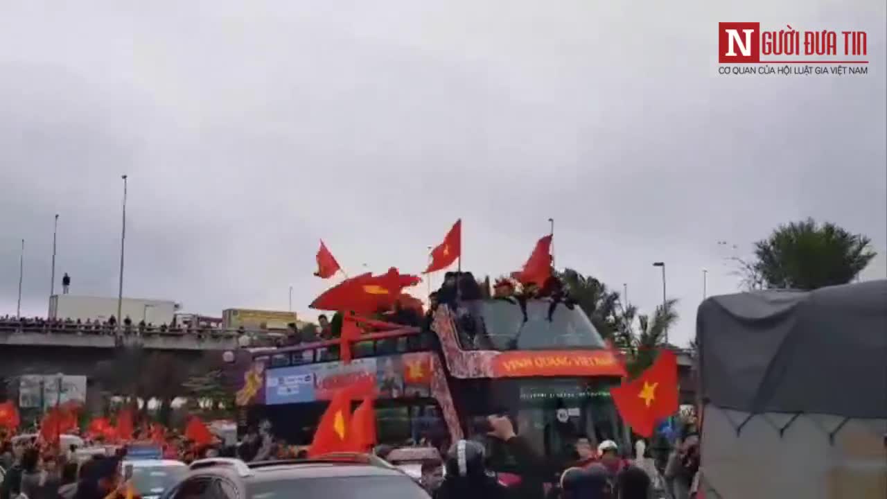 Người hâm mộ hò reo, đốt pháo sáng khi đoàn xe đi qua cầu Nhật Tân