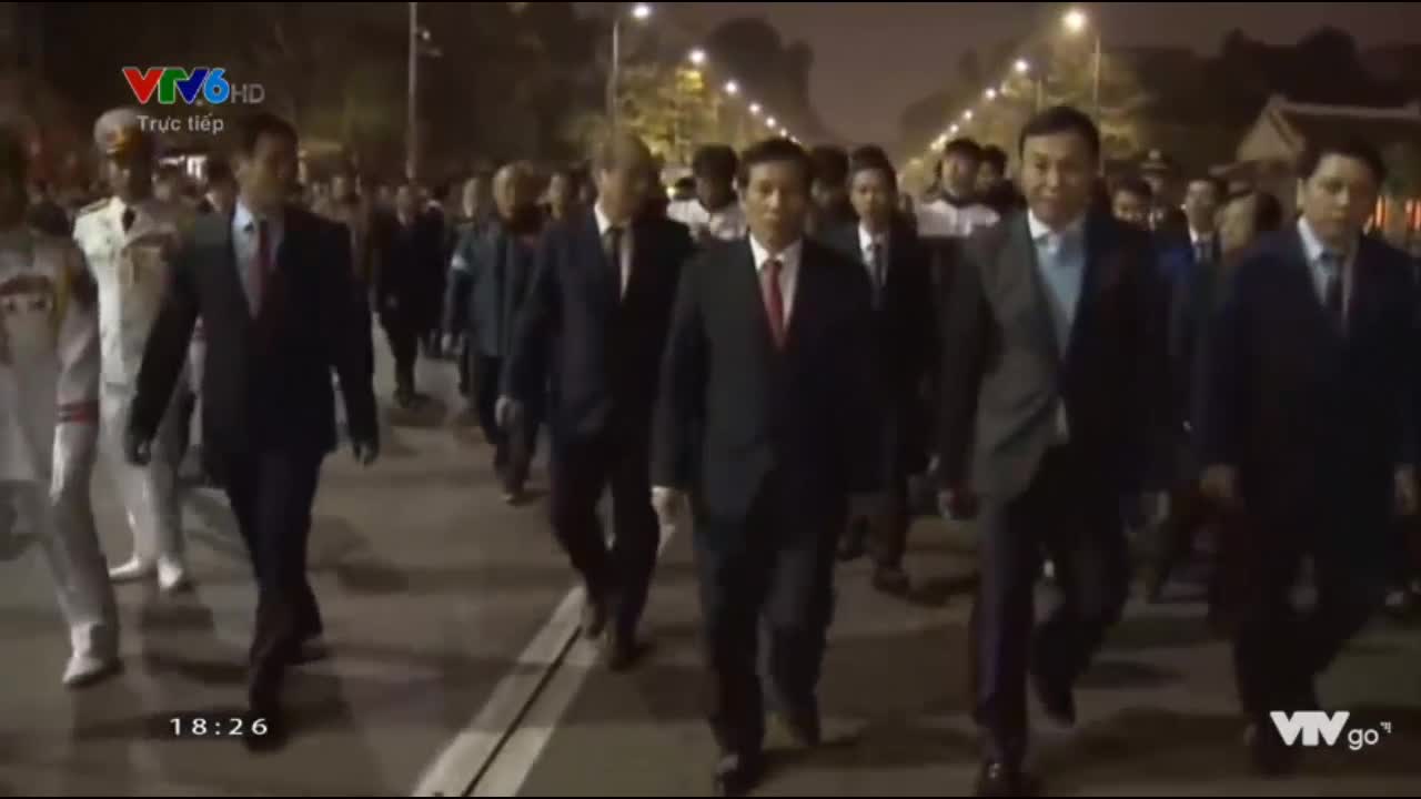 U23 Việt Nam tiến vào Lăng Chủ tịch Hồ Chí Minh làm lễ dâng hương báo công lên Bác