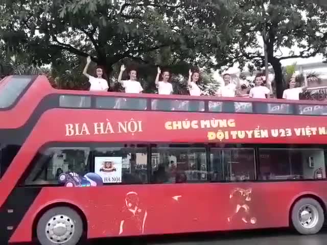 Clip: Xe buýt 2 tầng sẫn sàng đón U23 Việt Nam
