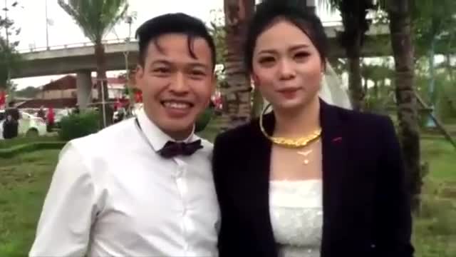 Cô dâu chú rể hoãn đón dâu để xuống đường chào đón đội tuyển U23 Việt Nam 