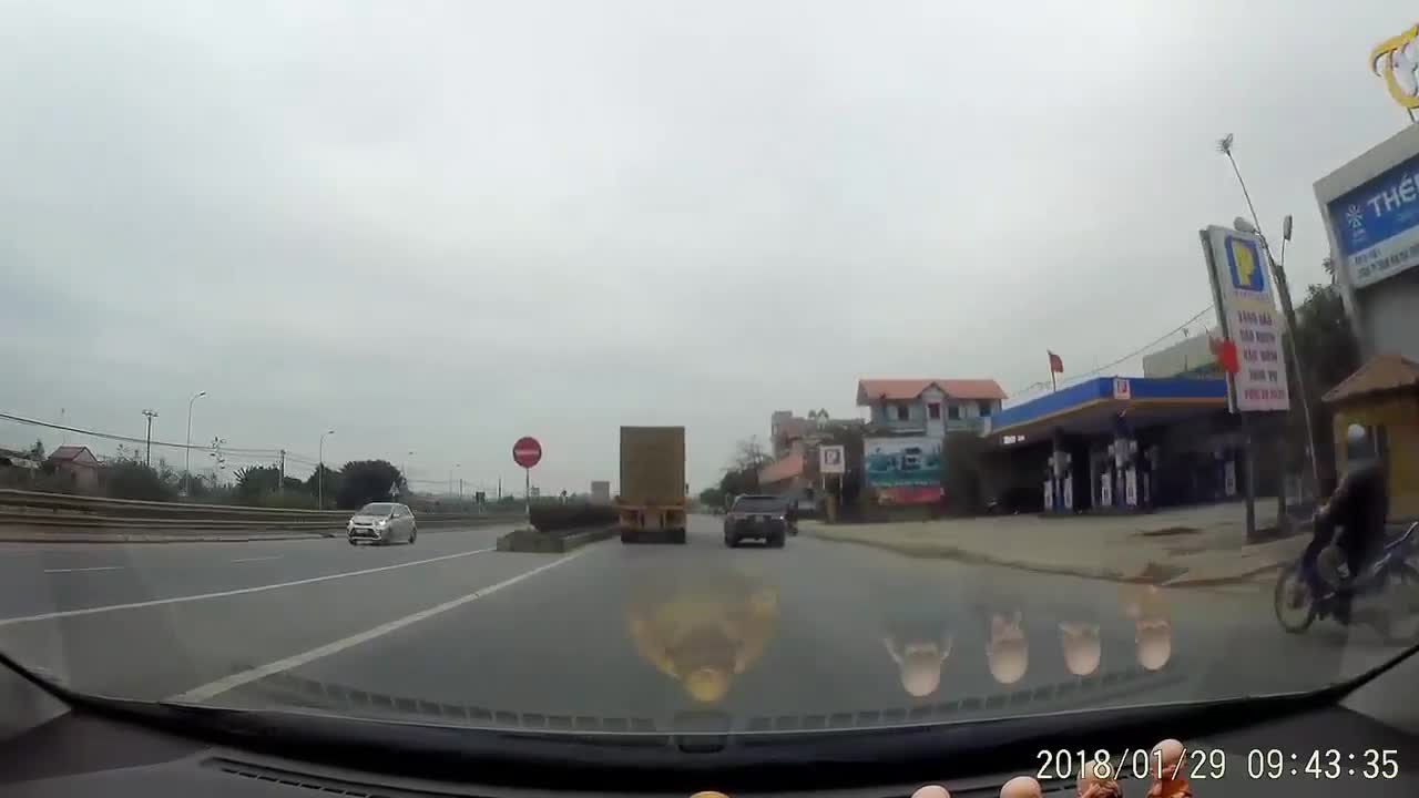 Tránh xe tải chạy ngược chiều, xe con va trúng container