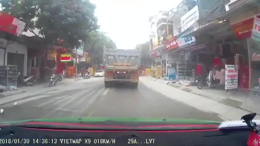 Clip: Xe tải chạy ẩu suýt cán qua người phụ nữ đi xe máy
