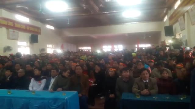 Hàng ngàn người hâm mộ đội mưa rét đón chàng tiền đạo số 10 xứ Nghệ