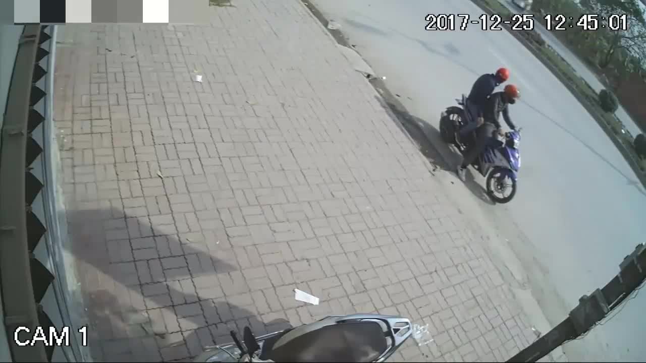 Clip: Trộm bẻ khóa, cuỗm xe Lead chỉ trong 1 phút ở Hưng Yên