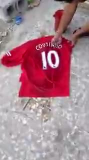 Clip: Fan Liverpool đốt áo Coutinho