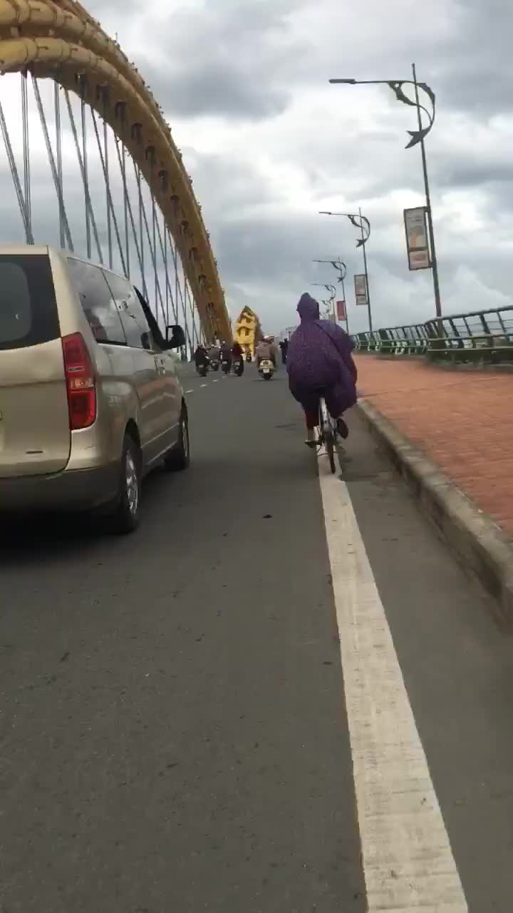Clip: Xe ô tô dìu người đi xe đạp qua cầu Rồng