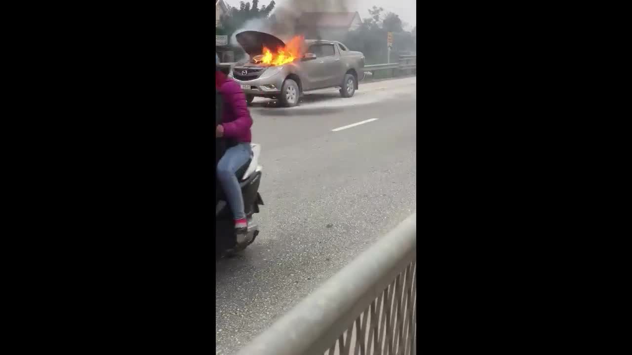 Ô tô bất ngờ bốc cháy ngùn ngụt trên đường quốc lộ
