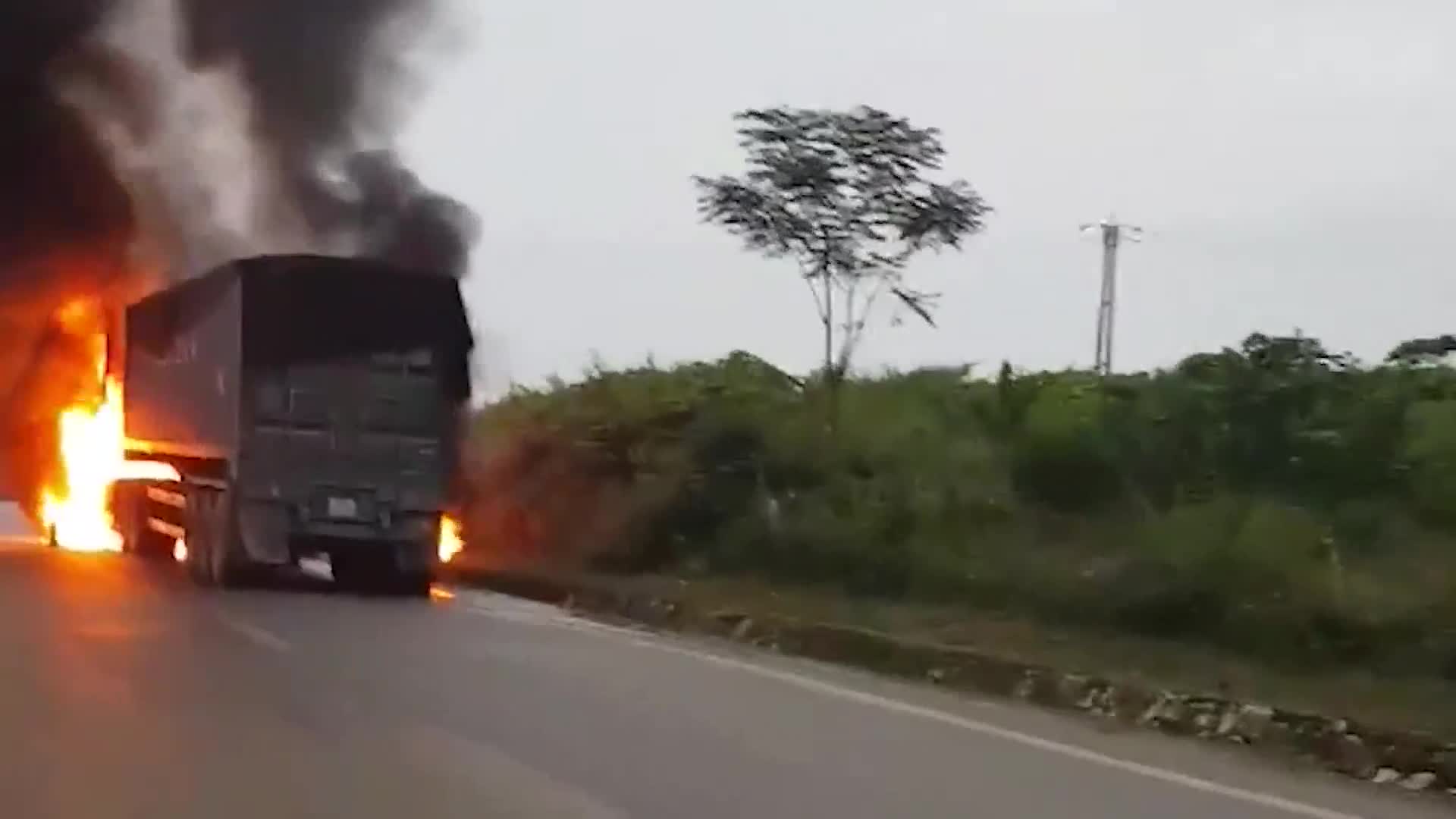 Xe container cháy dữ dội, tài xế và phụ xe may mắn thoát thân