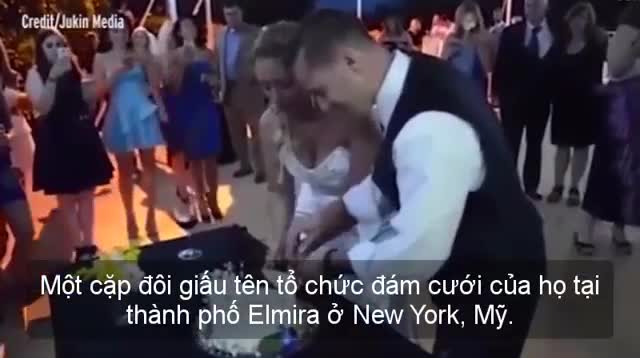 Chú rể đẩy cô dâu ngã lăn xuống sàn trong lễ cưới