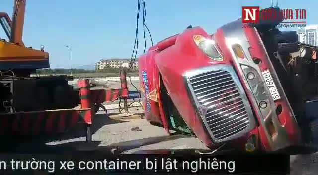 Video xe container lật nghiêng khi chạy qua cung đường tử thần