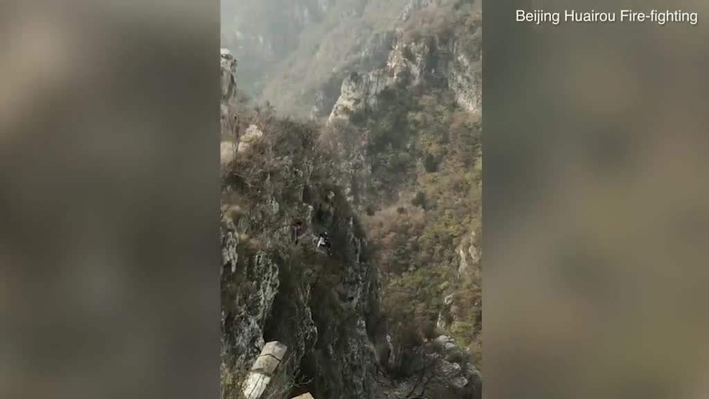 Kinh hoàng khoảnh khắc du khách rơi khỏi vách đá Vạn Lý Trường Thành