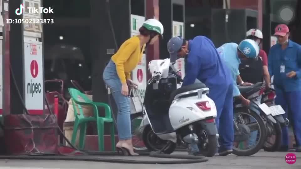Video: Cô gái hì hục dắt xe máy điện đi đổ xăng khiến anh nhân viên hoang mang tột độ
