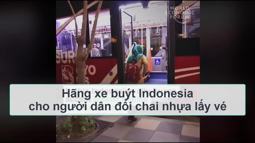 Video: Hãng xe buýt Indonesia cho người dân đổi chai nhựa lấy vé