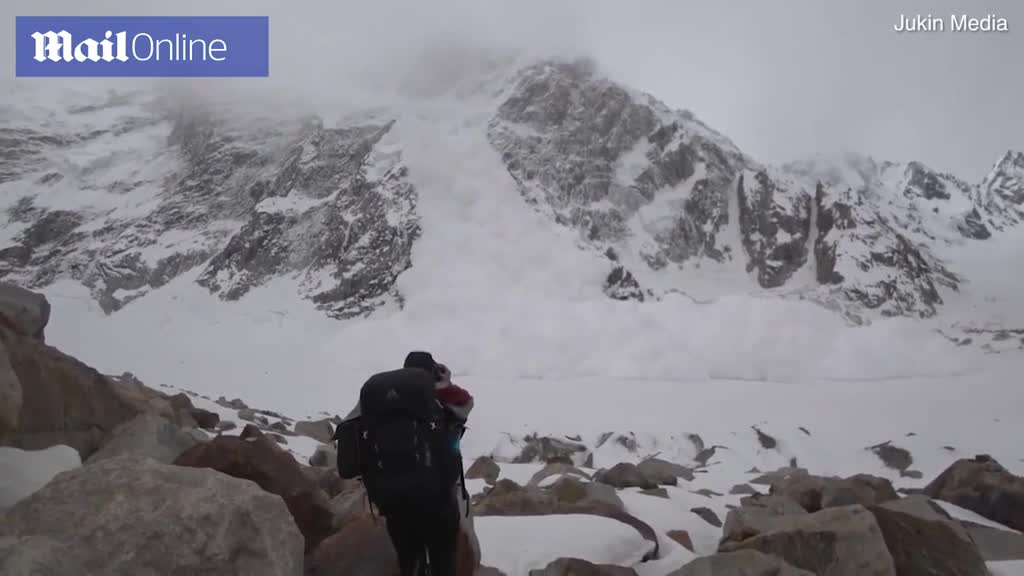 Cận cảnh tuyết lở trên đỉnh núi Pakistan