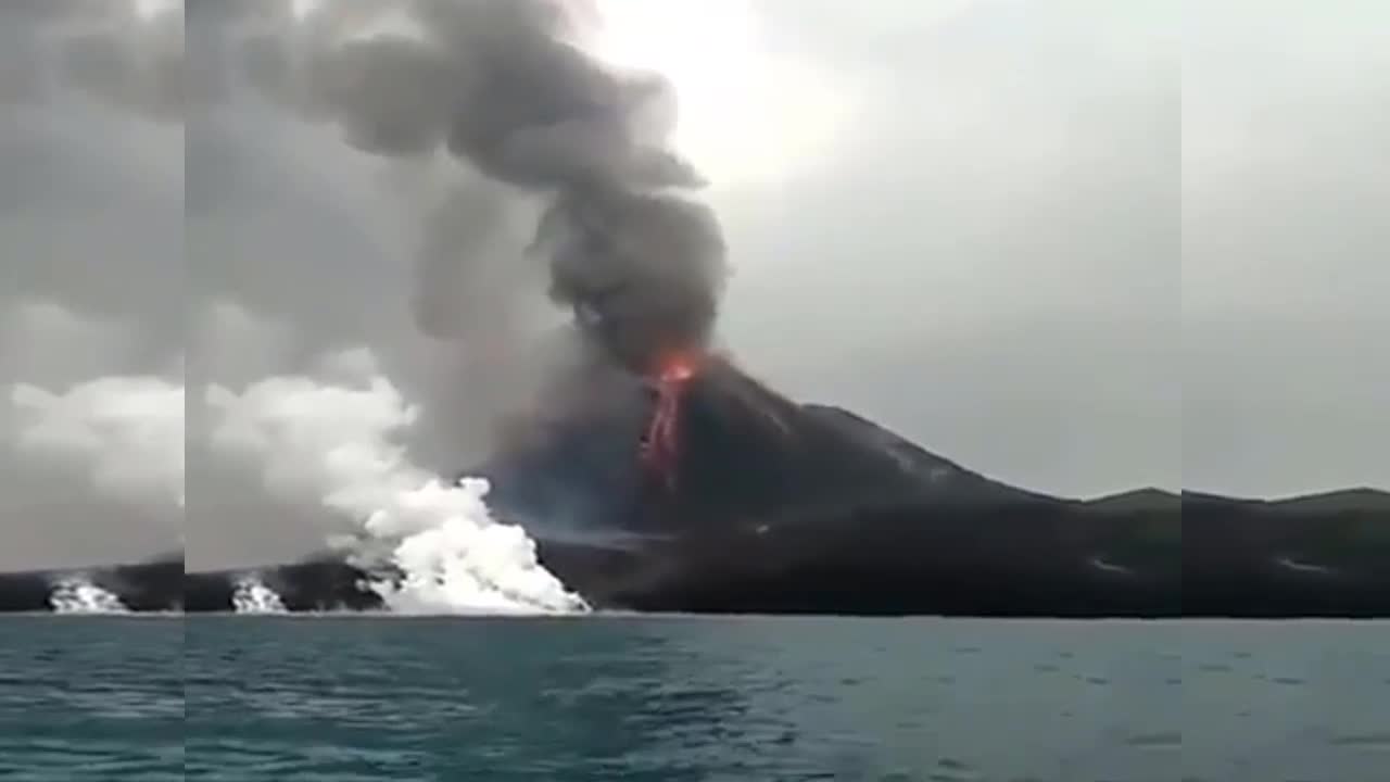 Núi lửa ở Sulawesi Indonesia phun cột khói cao 4km sau thảm họa kép