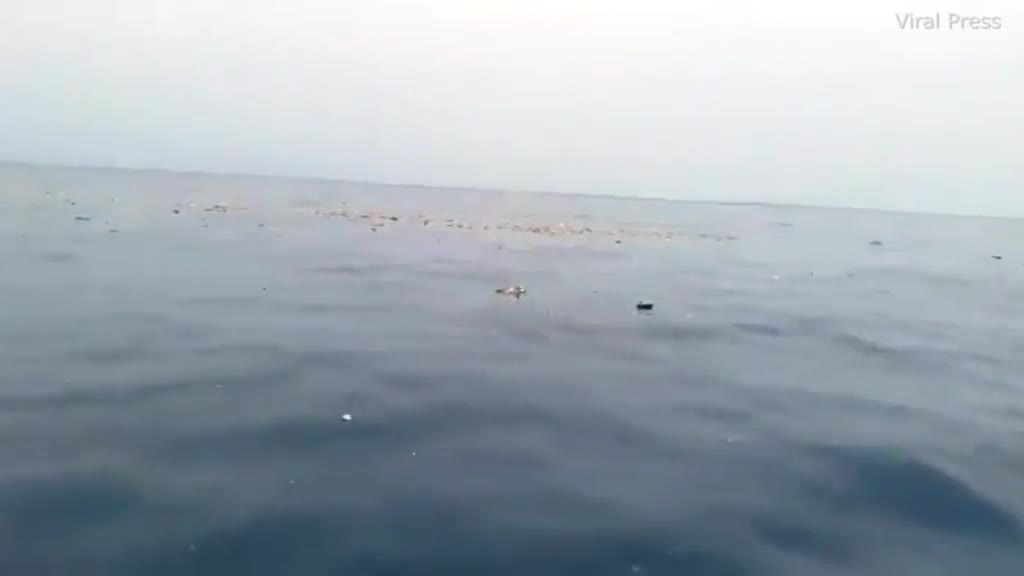 Video: Những mảnh vỡ máy bay trôi nổi trên biển
