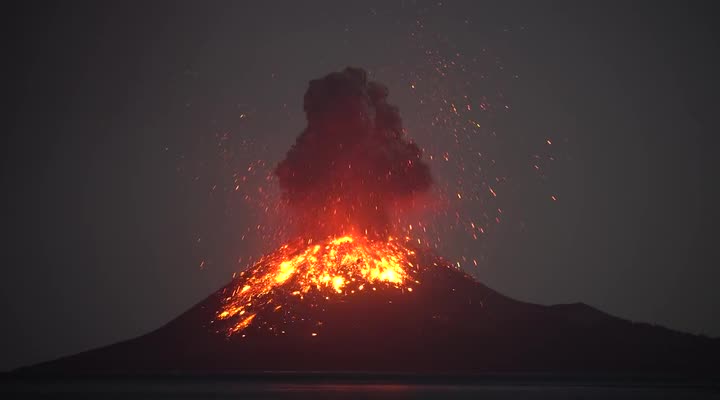 Cận cảnh núi lửa phun trào kèm sét ở Indonesia