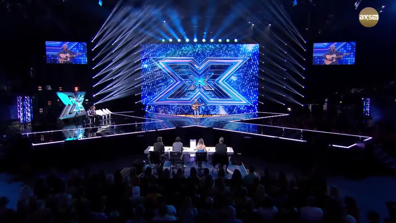 Thí sinh X-Factor bất ngờ ngã ngửa khỏi sân khấu