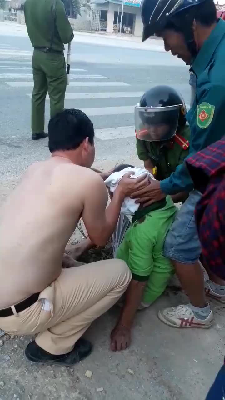 Cảnh sát giao thông Thanh Hóa cởi áo cầm máu cho người bị nạn