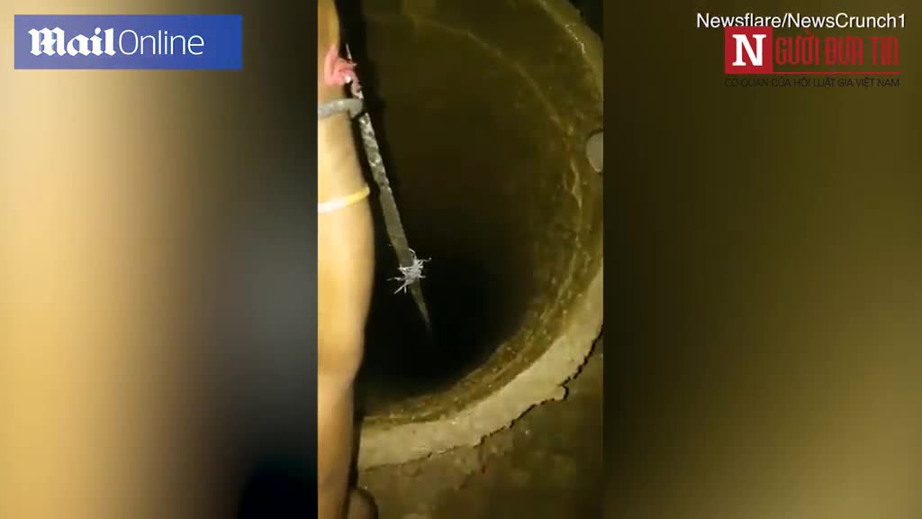 Người đàn ông may mắn được giải cứu sau khi ngã xuống hố bùn sâu 24 mét