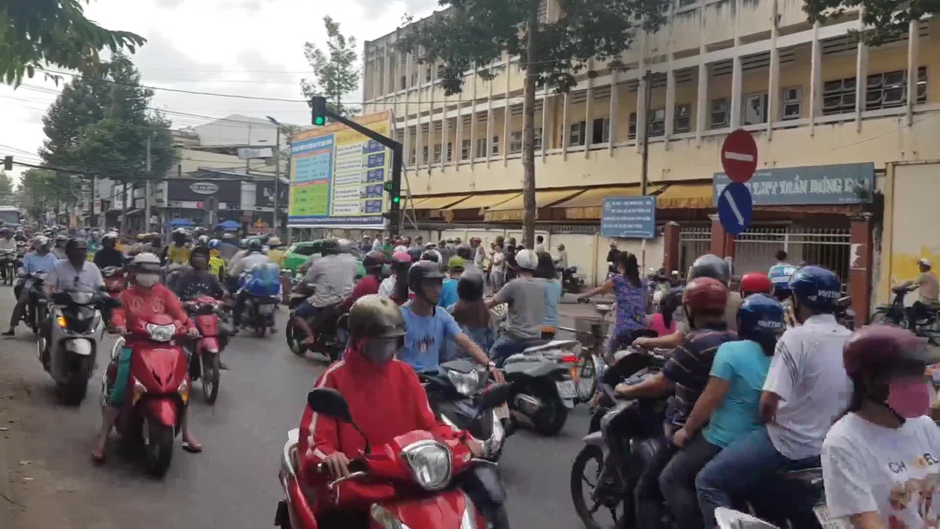 Video: Taxi tông hàng loạt xe máy dừng chờ đèn tín hiệu